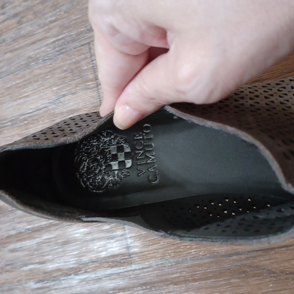 Vince Camuto perforated leather heel booties/ size 8 - Picture 4 of 6